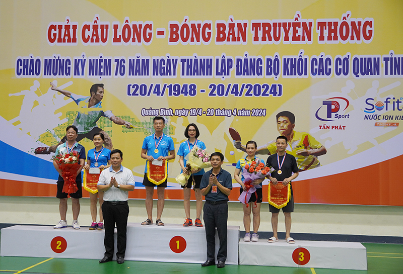 Ban Tổ chức trao giải nhất, nhì, ba đôi nam-nữ cầu lông độ tuổi trên 45.