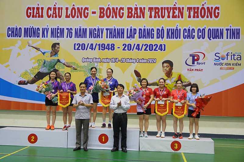 Ban Tổ chức trao giải nhất, nhì, ba đôi nam bóng bàn.