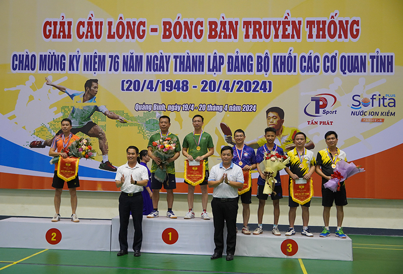 Ban Tổ chức trao giải nhất, nhì, ba đôi nam bóng bàn.