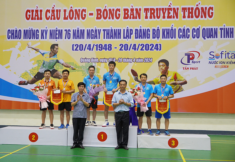 Ban Tổ chức trao giải nhất, nhì, ba đôi nam-nữ bóng bàn.
