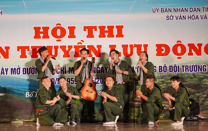 Các tiết mục nghệ thuật đặc sắc được các đội tuyên truyền lưu động thể hiện.