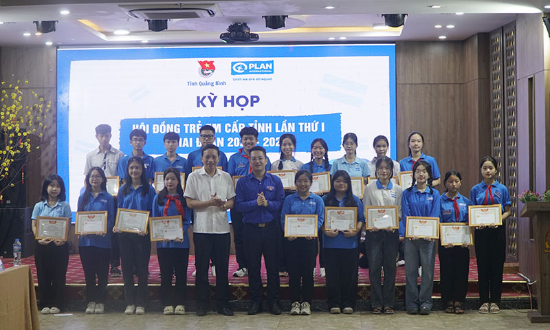 Tặng giấy khen cho các thành viên HĐTE, giai đoạn 2019-2023 có nhiều thành tích đóng góp trong công tác Hội.