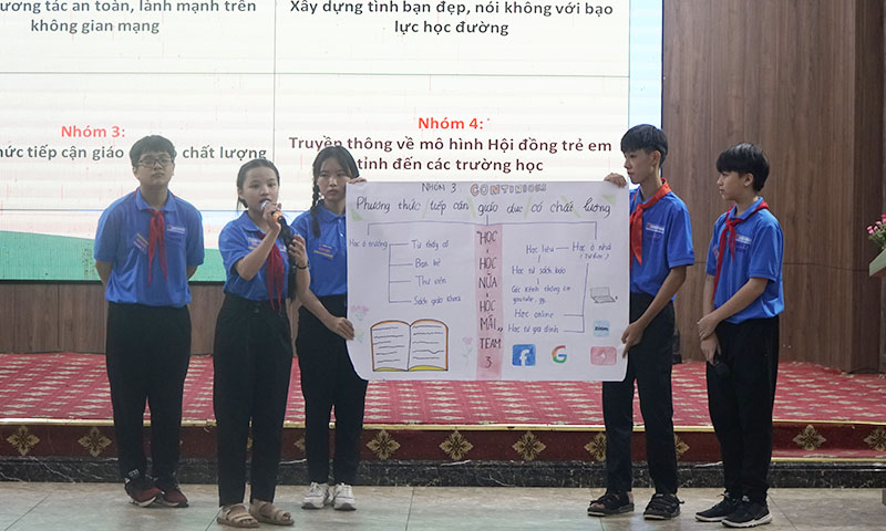 Các thành viên Hội đồng trẻ em tỉnh thảo luận về các vấn đề liên quan đến trẻ em.