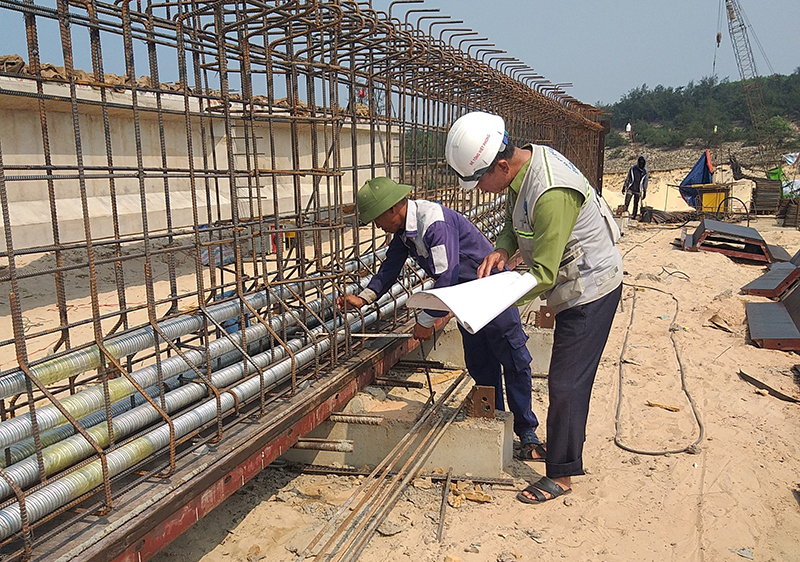 Nhà thầu Công ty CP Tập đoàn Trường Thịnh thi công các cống ngang, cống hộp trên tuyến.