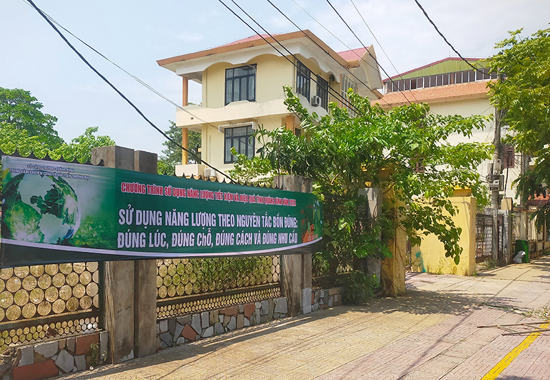 Các băng rôn nhằm truyền tải thông điệp về sử dụng năng lượng tiết kiệm và hiệu quả đến người dân.
