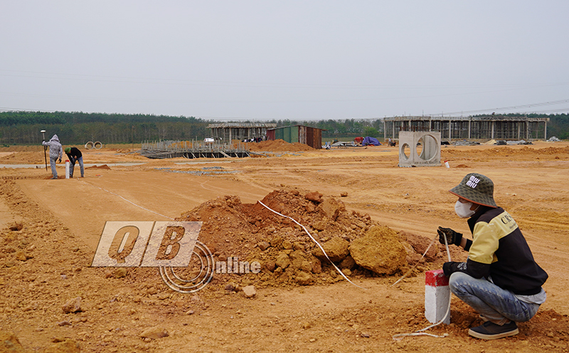2. Đẩy hanh tiến độ hoàn thành các khu tái định cư, giao đất cho người dân xây dựng nhà ở để bàn giao mặt bằng cho dự án.