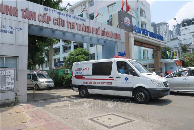Ứng trực cấp cứu người bệnh trong các tình huống. Ảnh: TTXVN
