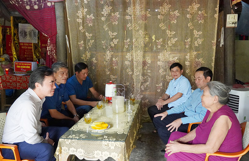 Đồng chí Nguyễn Lương Bình ân cần hỏi thăm sức khỏe đời sống thân nhân gia đình các chiến sĩ, dân công hỏa tuyến tham gia chiến dịch Điện Biên Phủ.