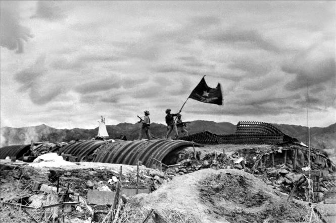 Chiều 7/5/1954, lá cờ  