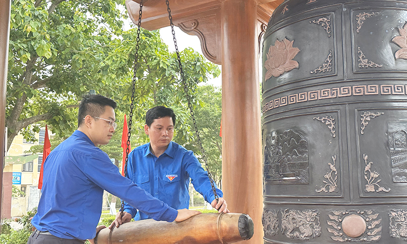 Các đồng chí lãnh đạo Tỉnh đoàn thực hiện nghi thức thỉnh chuông.