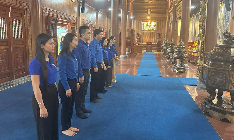 Đoàn dâng hoa, dâng hương tưởng nhớ Bác Hồ và các Anh hùng liệt sỹ.