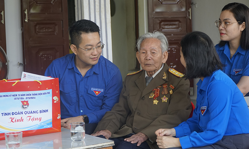 Đồng chí Đinh Trung Hiếu, Phó Bí thư Tỉnh đoàn tặng quà cho cựu chiến binh tham gia chiến đấu tại Điện Biên Phủ.