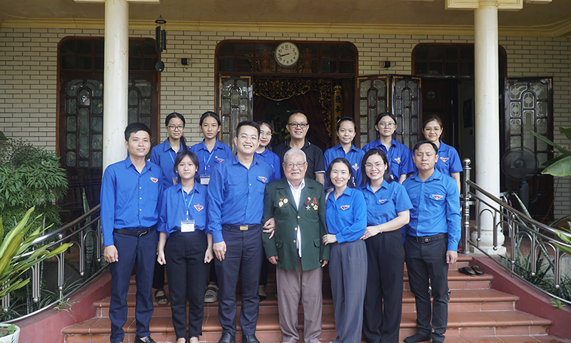 Đại diện lãnh đạo Tỉnh đoàn cùng đoàn công tác đã thăm hỏi, bày tỏ sự tri ân đối với những cống hiến to lớn của các chiến sỹ Điện Biên năm xưa.