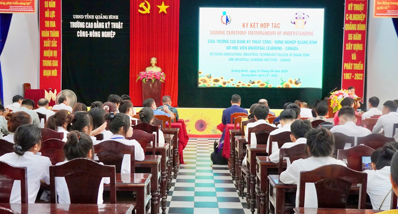 Quang cảnh lễ ký kết.