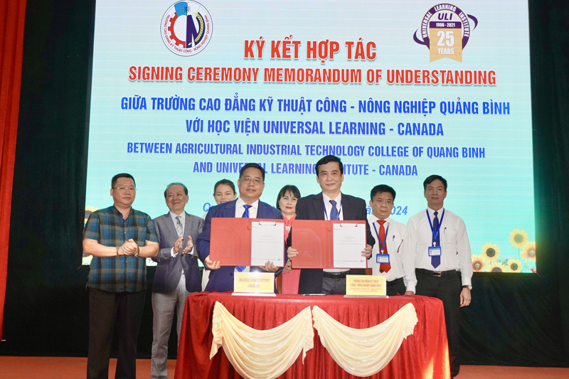 Đại diện hai nhà trường ký kết biên bản hợp tác.