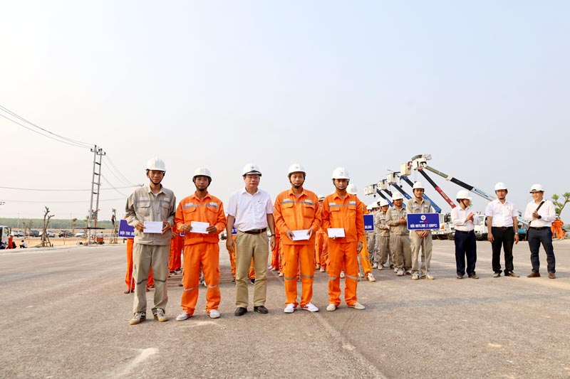 Các tập thể, cá nhân được biểu dương, khen thưởng tại buổi diễn tập.