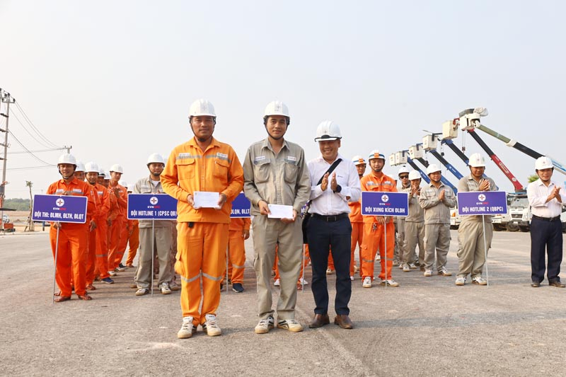 Các tập thể, cá nhân được biểu dương, khen thưởng tại buổi diễn tập.