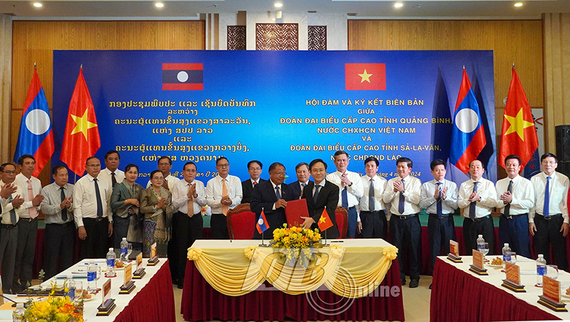 Đồng chí Phó Chủ tịch UBND tỉnh Quảng Bình Hoàng Xuân Tân và Phó Tỉnh trưởng tỉnh Sả-lạ-văn Sổm-chay Ùn-chít ký Biên bản ghi nhớ với sự chứng kiến của thành viên hai đoàn cấp cao