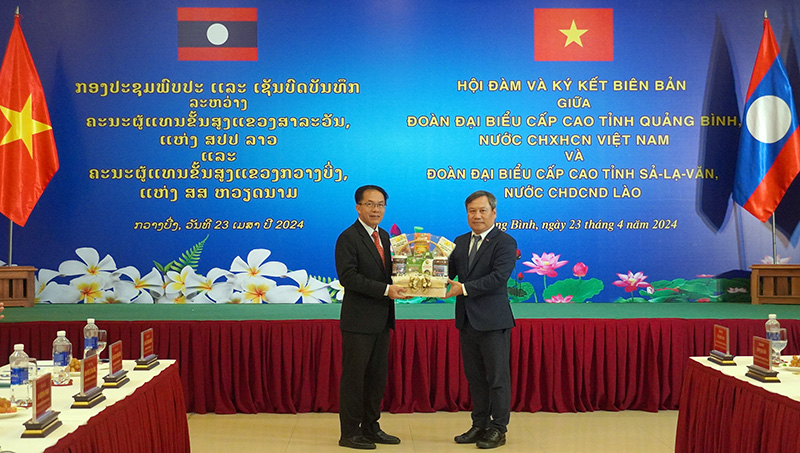 Đồng chí Bí thư Tỉnh ủy Quảng Bình Vũ Đại Thắng và đồng chí Bí thư, Tỉnh trưởng tỉnh Sả-lạ-văn Đao-vông Phon-kẹo trao quà lưu niệm  