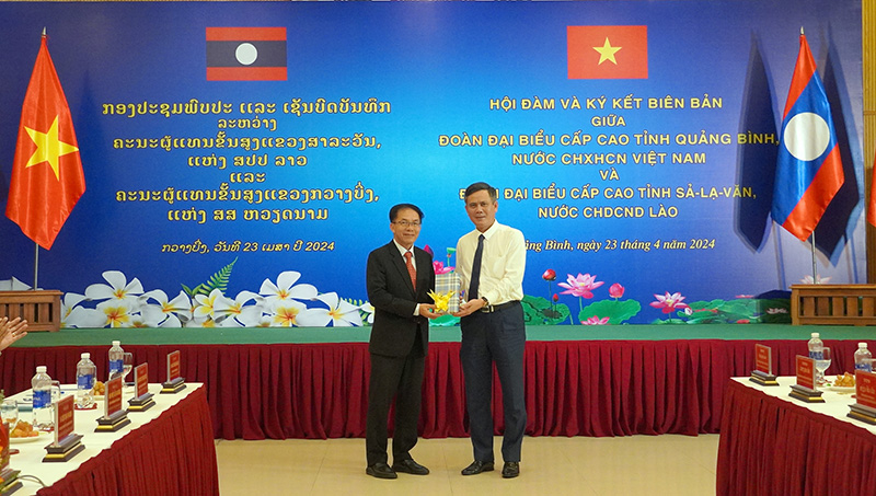 Đồng chí Chủ tịch UBND tỉnh Trần Thắng và đồng chí Bí thư, Tỉnh trưởng tỉnh Sả-lạ-văn Đao-vông Phon-kẹo trao quà lưu niệm  