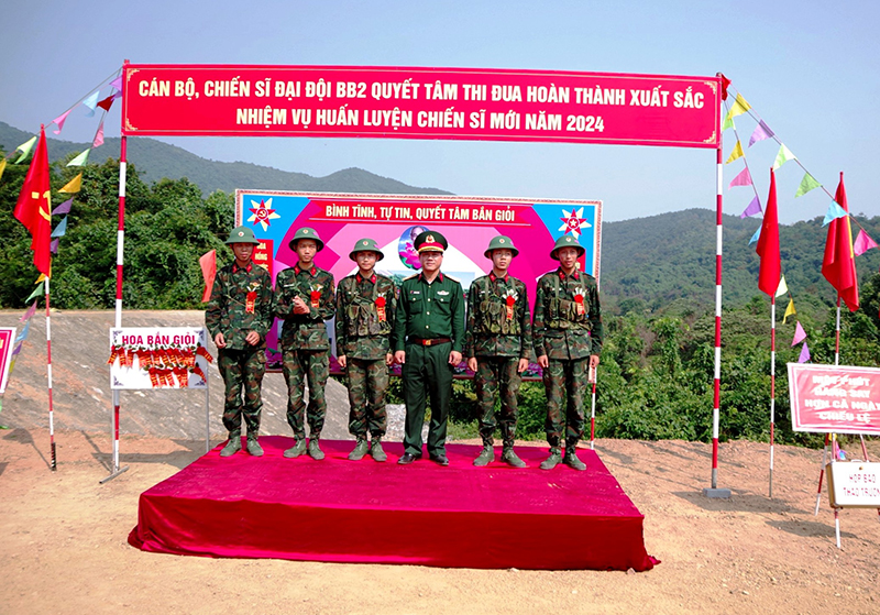 Tặng “Hoa bắn giỏi” cho chiến sĩ mới.