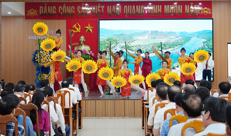 Văn nghệ chào mừng.