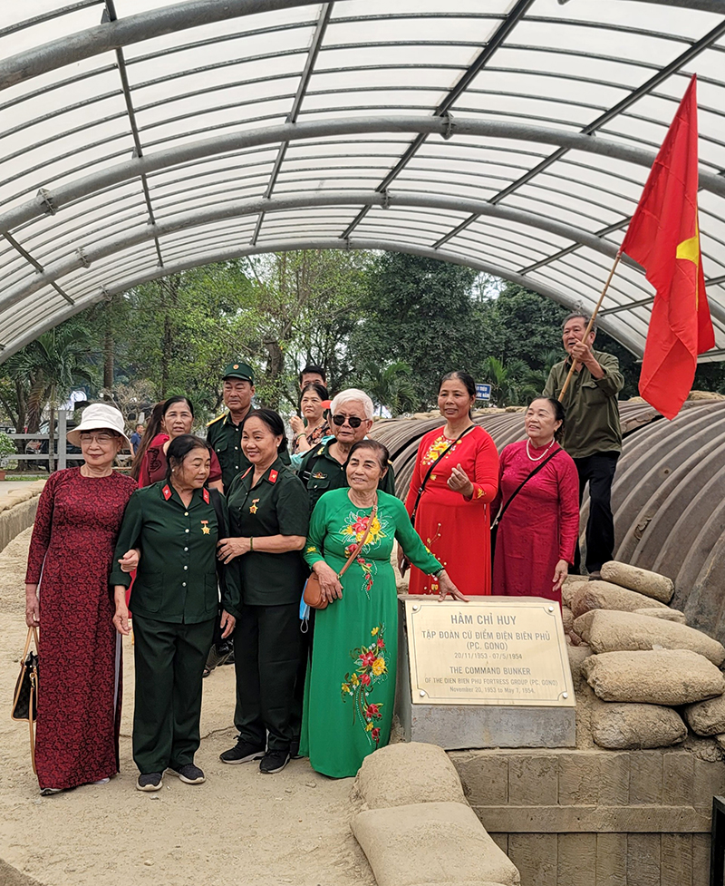 Thăm hầm tướng Đờ-Cát