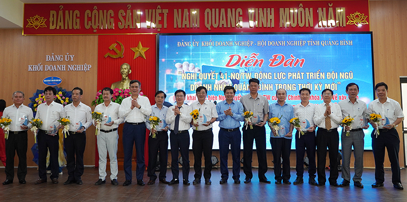 Các đồng chí lãnh đạo tỉnh và Đảng ủy Khối DN tỉnh tặng hoa cho các doanh nhân có nhiều đóng góp trong công tác xây dựng và phát triển tổ chức đảng, đoàn thể tại DN.