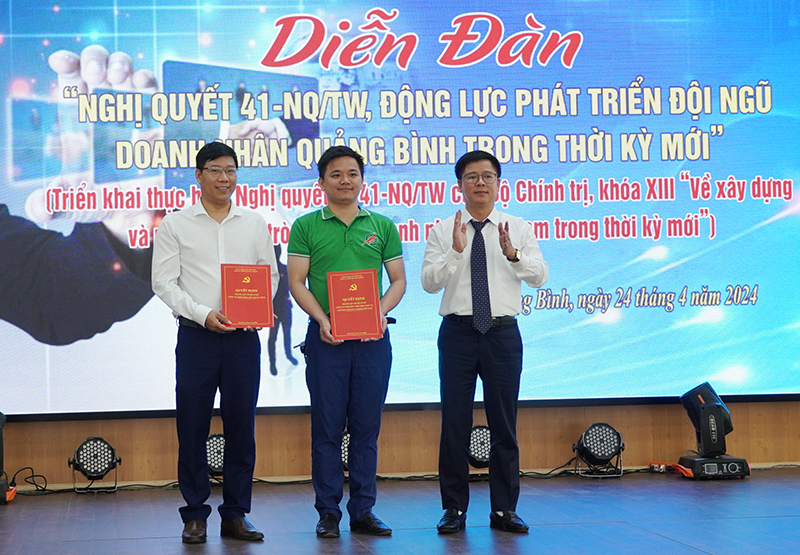 Đại diện lãnh đạo Đảng ủy Khối DN tỉnh trao quyết định thành lập tổ chức cơ sở Đảng cho các chi bộ cơ sở.