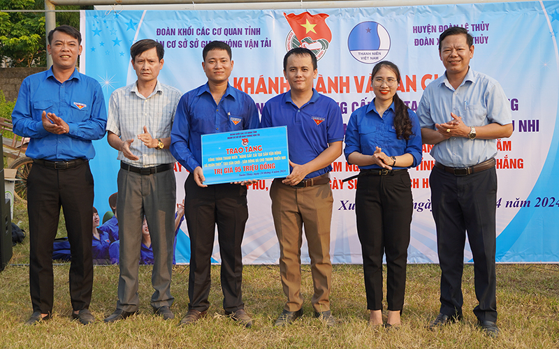 Trao biển hỗ trợ kinh phí công trình cho Đoàn xã Xuân Thủy (Lệ Thủy).
