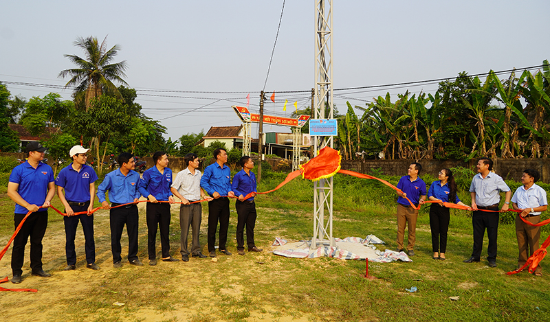 Các đại biểu kéo băng khánh thành công trình.
