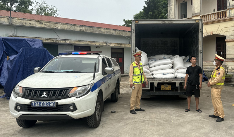 Phương tiện cùng số đường kính không rõ nguồn gốc xuất xứ bị lực lượng CSGT phát hiện, giao cho Đội Quản lý thị trường số 7, Cục Quản lý thị trường Quảng Bình.
