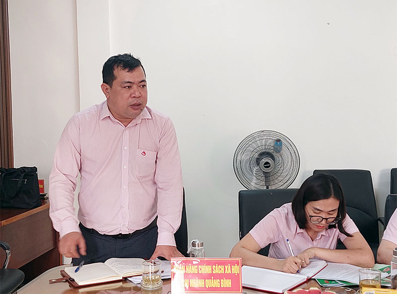 Ông Dương Xuân Trí, Phó Giám đốc NHCSXH tỉnh phát biểu tại hội nghị