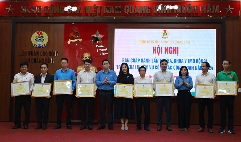 Đại diện lãnh đạo LĐLĐ tỉnh và Công đoàn Viên chức tỉnh trao bằng khen cho các cá nhân đạt thành tích xuất sắc trong hoạt động công đoàn năm 2023.