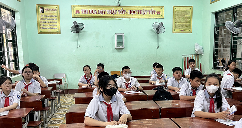 Các thí sinh bước vào buổi thi đầu tiên.