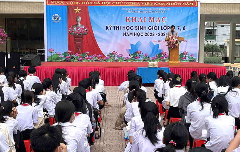Các thí sinh dự khai mạc kỳ thi học sinh giỏi lớp 6,7,8 cấp thành phố.