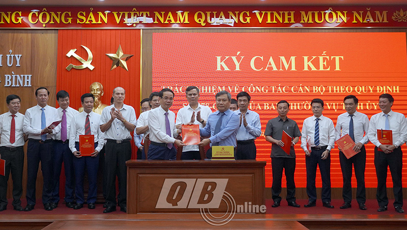 Đồng chí Phan Mạnh Hùng, Tỉnh ủy viên, Trưởng ban Dân vận Tỉnh ủy ký cam kết