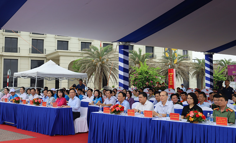 Các đại biểu dự lễ khai mạc. 