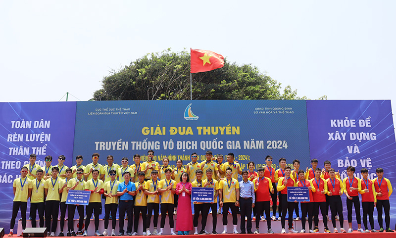 Ban Tổ chức trao huy chương cho các đội xuất sắc.