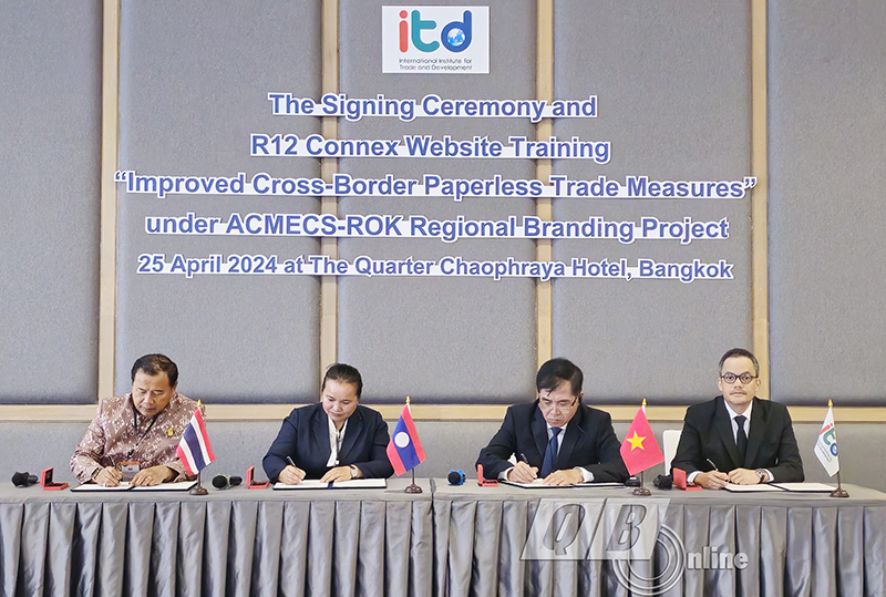 Các trưởng đoàn ký kết bản ghi nhớ về việc hợp tác thúc đẩy thương mại không giấy tờ xuyên biên giới.