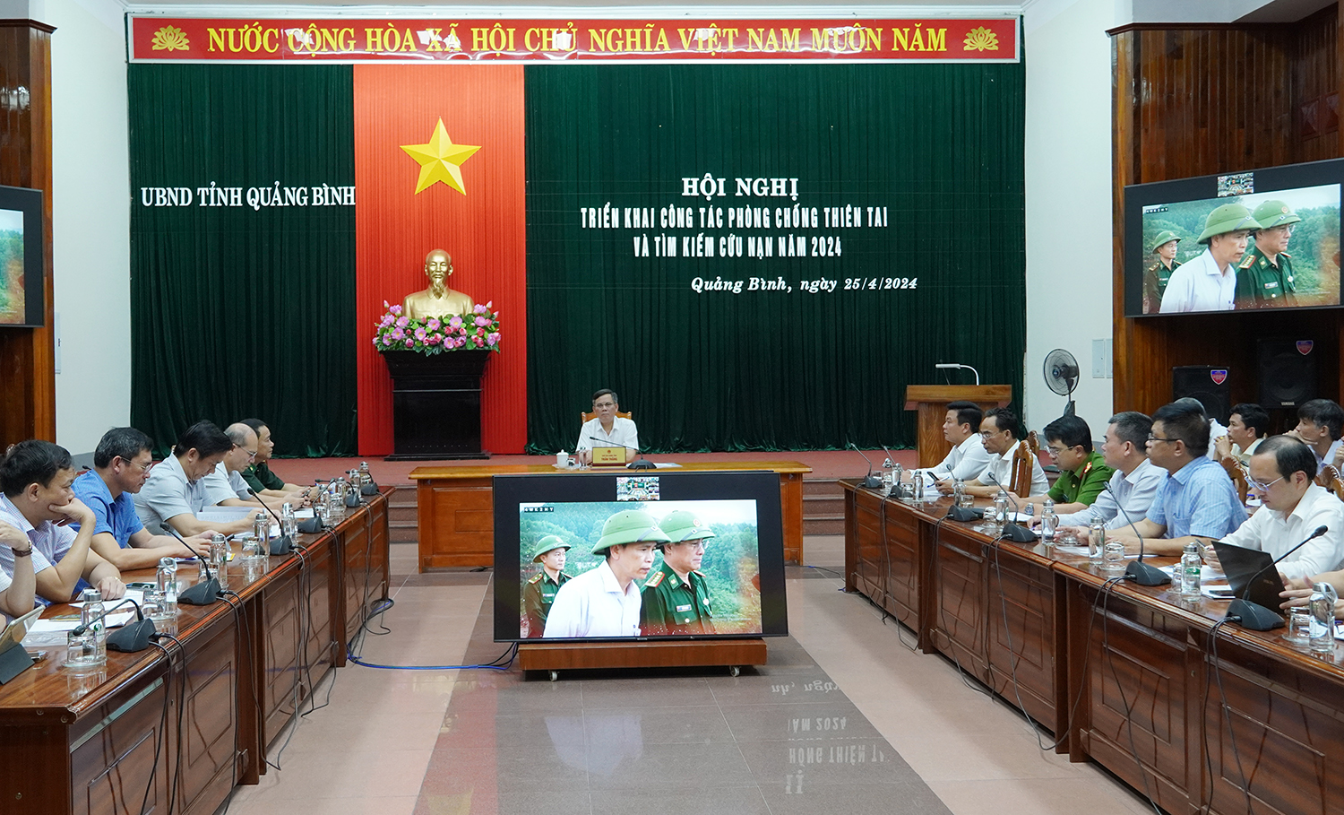 Đồng chí Chủ tịch UBND tỉnh Trần Thắng phát biểu tại hội nghị.