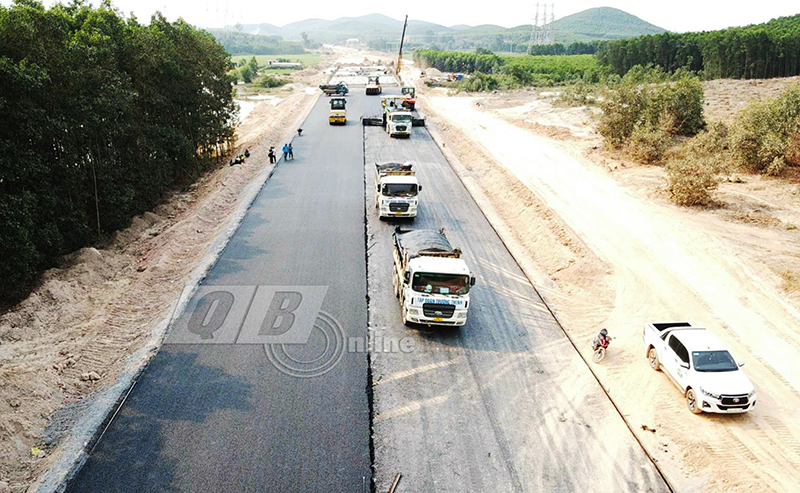 1. Nhà thầu Trường Thịnh tập trung thi công trên mặt bằng được bàn giao tại gói thầu XL-01, dự án thành phần Vạn Ninh-Cam Lộ, thuộc địa bàn huyện Lệ Thủy.