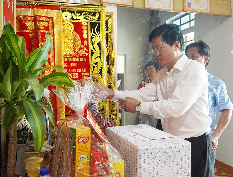 Đồng chí Bí thư Thị ủy Ba Đồn Trương An Ninh thắp hương cựu thanh niên xung phong Điện Biên Phạm Lợi vừa qua đời.