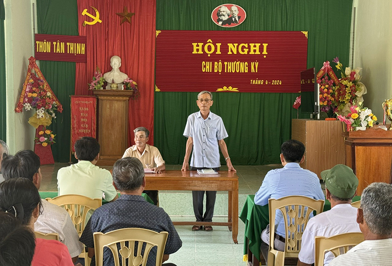 Mô hình “Sưu tầm, biên tập và kể chuyện về Bác Hồ” trong hội nghị chi bộ thường kỳ ở thôn Tân Thịnh (xã Tân Thủy).