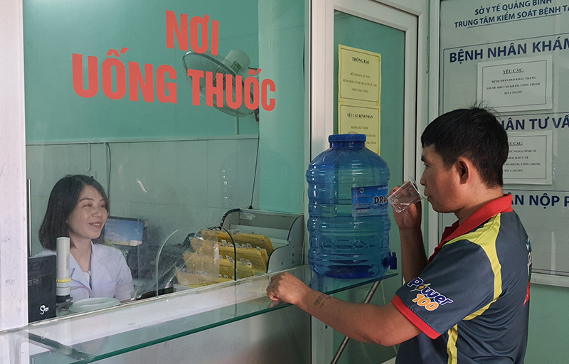 Anh Trần Viết Chiến uống thuốc Methadone đều đặn tại Khoa phòng chống HIV/AIDS, Trung tâm Kiểm soát bệnh tật tỉnh.