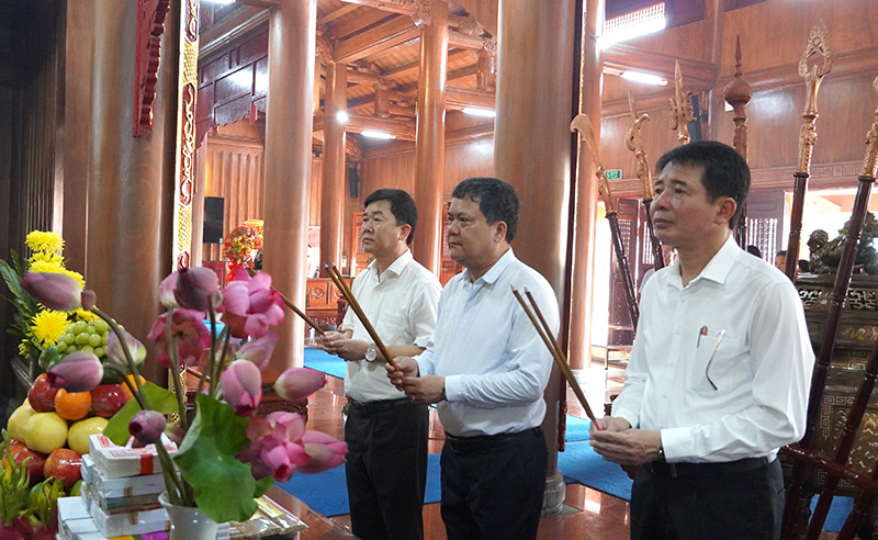 hường trực Thành ủy Đồng Hới dâng hương tưởng nhớ Bác Hồ và các Anh hùng liệt sỹ.