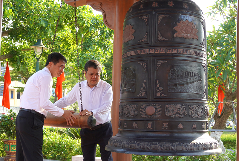 Đồng chí Bí thư Thành ủy và Chủ tịch UBND thành phố thỉnh chuông tại Đền thờ Bác Hồ và các Anh hùng liệt sỹ.