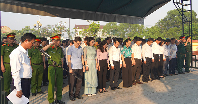 Đoàn đại biểu thành phố tưởng niệm các anh hùng liệt sỹ.