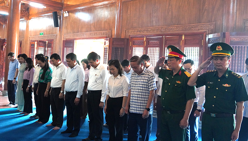 Đoàn đại biểu TP. Đồng Hới tưởng niệm Bác Hồ và các Anh hùng liệt sỹ. 