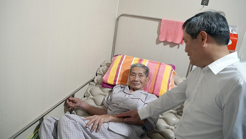Đồng chí Bí thư Tỉnh ủy ân cần thăm hỏi cựu chiến binh Lê Văn Sâm.